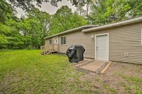 Quiet House Near Houghton Lake with Fire Pit!